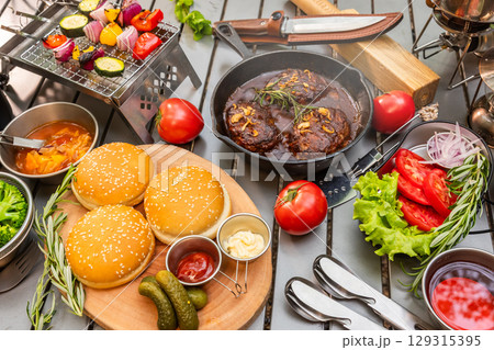 アウトドア料理 Outdoors, cooking at a campsite on holiday アウトドア料理 Outdoors, cooking at a campsite on holiday 129315395