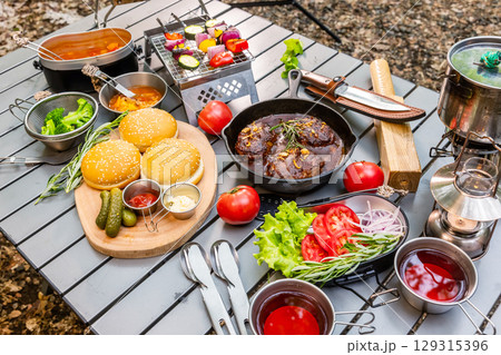 アウトドア料理　Outdoors, cooking at a campsite on holiday 129315396