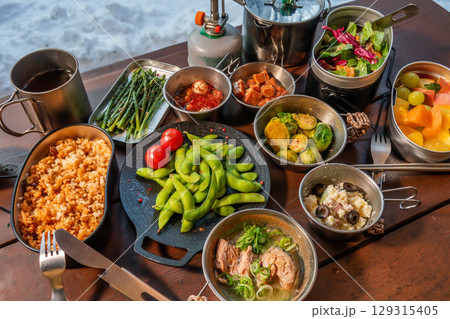 アウトドア料理　Outdoors, cooking at a campsite on holiday 129315405