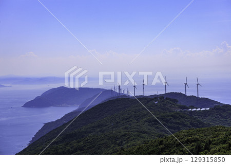 伽藍山展望台から望む佐田岬半島と風車と三方の海の絶景パノラマ 129315850