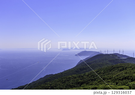 愛媛県の佐田岬半島と風車と三方の海の絶景パノラマ 129316037
