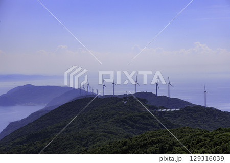 愛媛県の佐田岬半島と風車と三方の海の絶景パノラマ 129316039