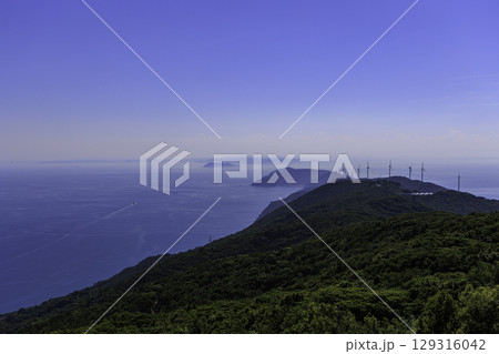 愛媛県の佐田岬半島と風車と三方の海の絶景パノラマ 129316042