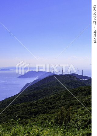 愛媛県の佐田岬半島と風車と三方の海の絶景パノラマ 129316045