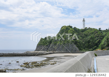 薄磯海水浴場から眺める塩屋埼灯台 129316442