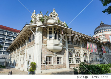 ムルデカ広場を囲むように建つ歴史的建築物 129316466