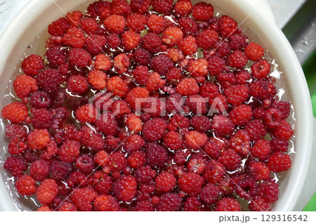 ラズベリーの水洗い06 129316542
