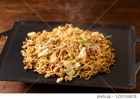 鉄板でソース焼きそばを焼く 129316628
