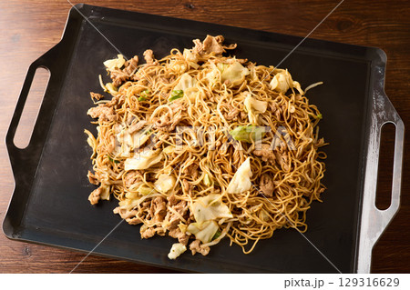 鉄板でソース焼きそばを焼く 鉄板でソース焼きそばを焼く 129316629