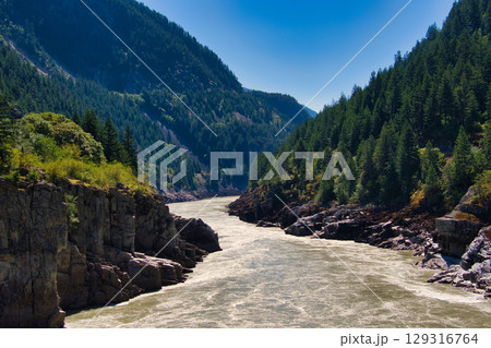 ヘルズゲイト付近の泥で濁ったフレ－ザ－川　ブリティッシュコロンビア　カナダ 129316764
