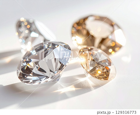 宝石が光を受けてきらめくシンプル白背景の接写背景画像 129316773