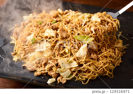 鉄板でソース焼きそばを焼く 129316971