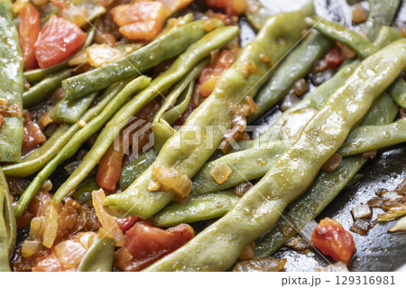 Fried green beans with tomato and onion pieces. Tasty meal with french bean on dinner or lunch on the pan 129316981