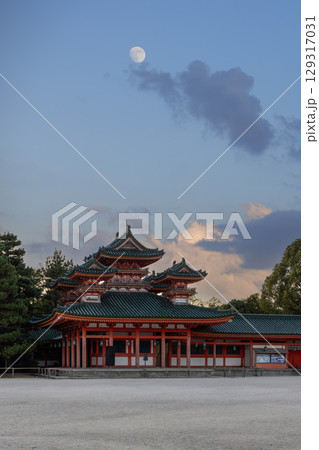 Dusk falls on Kyoto, moon hovers above Heian Jingu Shrine 129317031