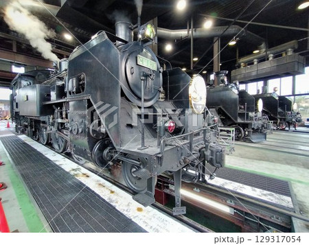 扇形機関庫に居並ぶ… 3両の『SL大樹』C11蒸気機関車 129317054