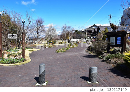 小諸市　大手門公園の停車場ガーデン案内板とショップとと散策路 129317149