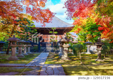 紅葉に包まれた慈眼堂 129317156