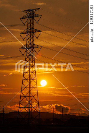 夕陽に照らされた送電鉄塔 夕陽に照らされた送電鉄塔 129317195