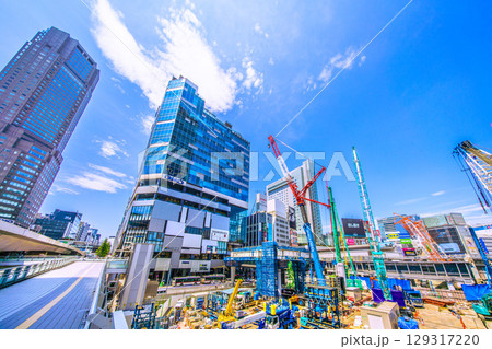 日本の東京都市景観8月5日。猛烈な暑さ…パイルドライバーなどの巨大重機がズラリ…。新章へ…＝渋谷 129317220