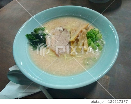 豚骨スープが癖になる味… 背油の浮く『ラーメン』 129317377