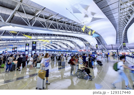 旅行客で混雑する関西空港の国際線出発ロビー 旅行客で混雑する関西空港の国際線出発ロビー 129317440
