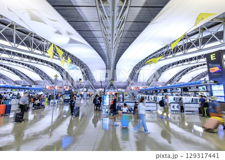 旅行客で混雑する関西空港の国際線出発ロビー 129317441