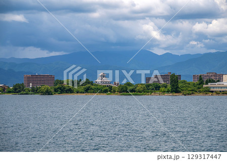 琵琶湖の湖上から望む長浜城 129317447