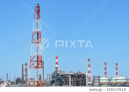 快晴の空と工場（工場イメージ） 129317618