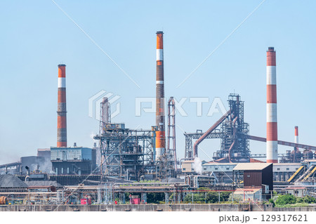 快晴の空と工場（工場イメージ） 129317621