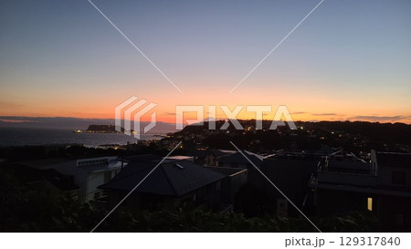 江の島と七里ガ浜の夕日 江の島と七里ガ浜の夕日 129317840
