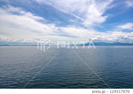 琵琶湖の風景 船上から望む夏の湖上	 129317870