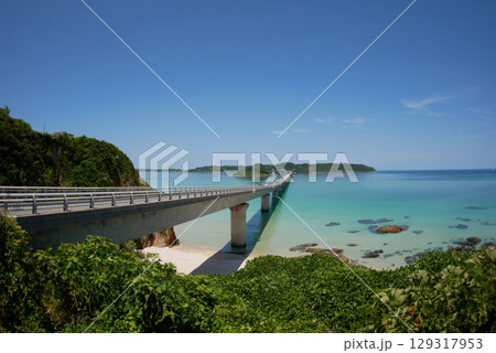角島大橋と広がる海（魚眼レンズ） 129317953