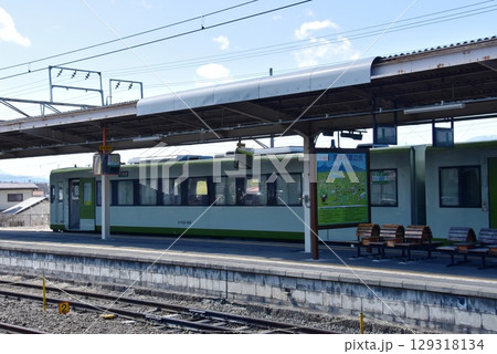 小諸市　JR小諸駅のプラットホームと列車 129318134