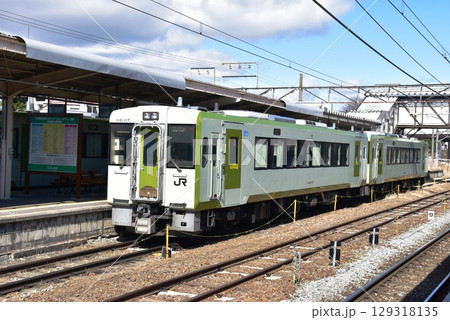 小諸市 JR小諸駅のプラットホームと列車 小諸市 JR小諸駅のプラットホームと列車 129318135
