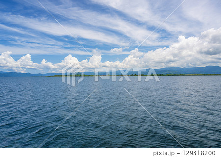 琵琶湖の風景 船上から望む夏の湖上 琵琶湖の風景 船上から望む夏の湖上 129318200