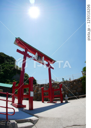 山口県長門市の元乃隅神社の風景(魚眼レンズ) 山口県長門市の元乃隅神社の風景(魚眼レンズ) 129318206