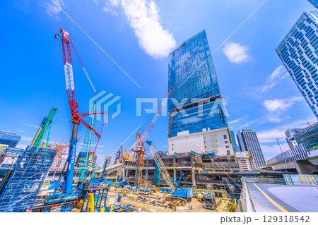 日本の東京都市景観8月5日。猛烈な暑さ…パイルドライバーなどの巨大重機がズラリ…。新章へ…=渋谷 日本の東京都市景観8月5日。猛烈な暑さ…パイルドライバーなどの巨大重機がズラリ…。新章へ…=渋谷 129318542