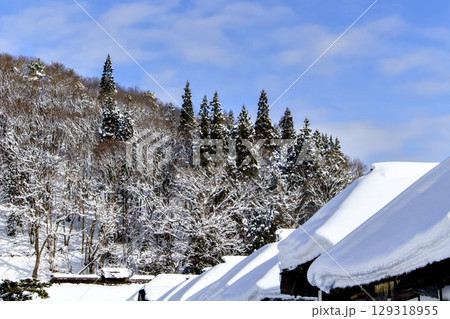 大内宿の日本家屋と山に雪が積もっている景色が綺麗 大内宿の日本家屋と山に雪が積もっている景色が綺麗 129318955