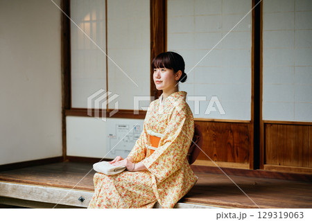 縁側で静かに佇む着物姿の女性 129319063