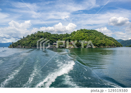 琵琶湖の湖上から竹生島を望む 琵琶湖の湖上から竹生島を望む 129319380