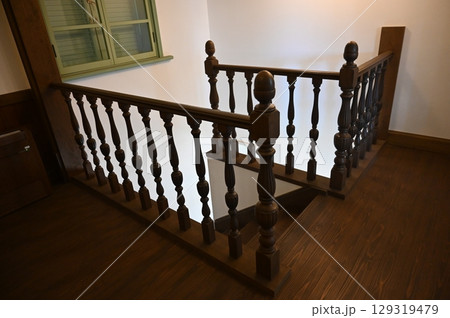 福井市グリフィス記念館の洋館にあるレトロな階段 福井市グリフィス記念館の洋館にあるレトロな階段 129319479
