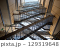 マンションの外に設置された外階段 129319648