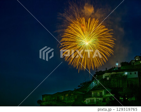 広島県呉市両城の200階段（手前）と花火（呉海上花火大会） 129319765