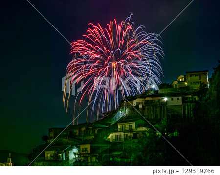 広島県呉市両城の200階段(手前)と花火(呉海上花火大会) 広島県呉市両城の200階段(手前)と花火(呉海上花火大会) 129319766