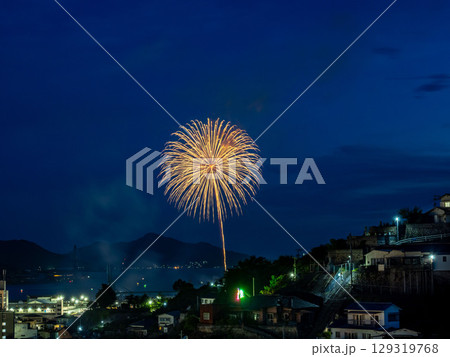 広島県呉市両城の200階段(手前)と花火(呉海上花火大会) 広島県呉市両城の200階段(手前)と花火(呉海上花火大会) 129319768