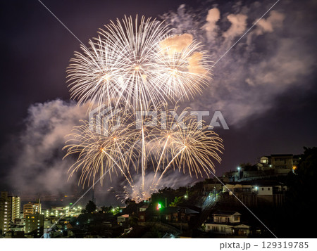 広島県呉市両城の200階段（手前）と花火（呉海上花火大会） 129319785