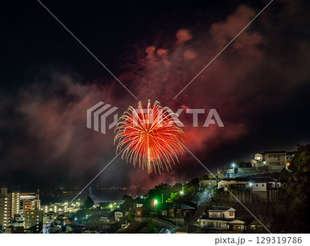 広島県呉市両城の200階段(手前)と花火(呉海上花火大会) 広島県呉市両城の200階段(手前)と花火(呉海上花火大会) 129319786