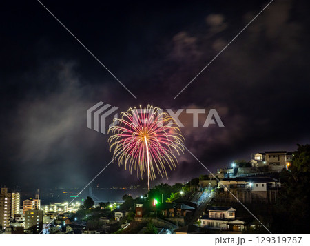 広島県呉市両城の200階段（手前）と花火（呉海上花火大会） 129319787