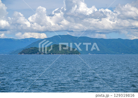 琵琶湖の湖上から竹生島と余呉山地を望む 琵琶湖の湖上から竹生島と余呉山地を望む 129319816