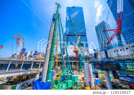 日本の東京都市景観8月5日。猛烈な暑さ…パイルドライバーなどの巨大重機がズラリ…。新章へ…=渋谷 日本の東京都市景観8月5日。猛烈な暑さ…パイルドライバーなどの巨大重機がズラリ…。新章へ…=渋谷 129319817